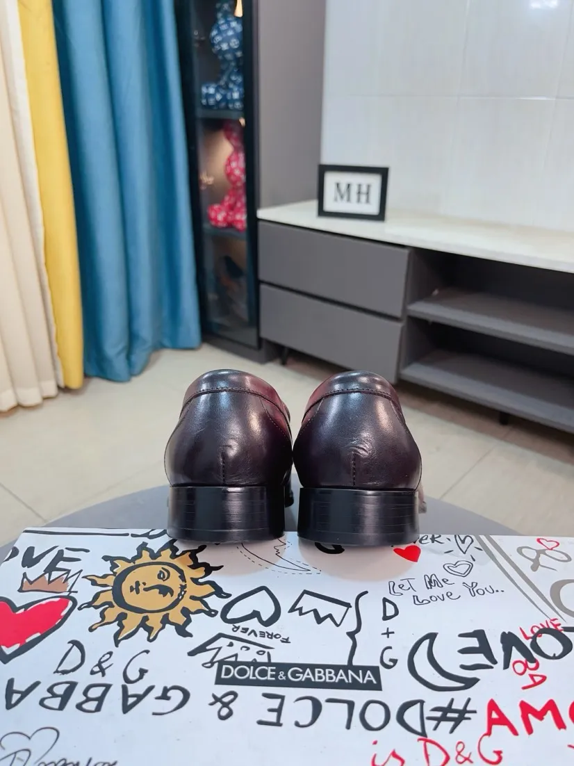 Men's shoes 💰540🌸🌸 [DG Dolce & Gabbana] High-end customized leather shoes. The upper is made of imported calf leather. Original hardware. I believe you will be impressed from the first time you see it. The avant-garde atmosphere can no longer fully interpret its elegance. AAA grade rubber outsole is super comfortable. The original cover last of the counter ensures its original version and quality. The upper is simple and the cowhide lining ensures its comfort and breathability. A pair of truly good shoes has its own unique soul, famous quality, and the first choice for successful people. Regular size 38-44 (45 customized)